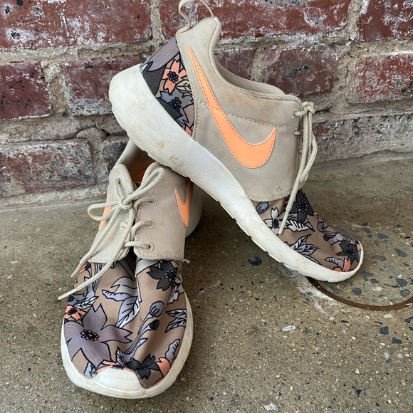 Nike Shoes - Nike Roshe